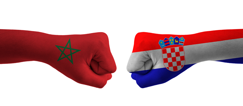 Punhos pintados com a bandeira do Marrocos e Croácia