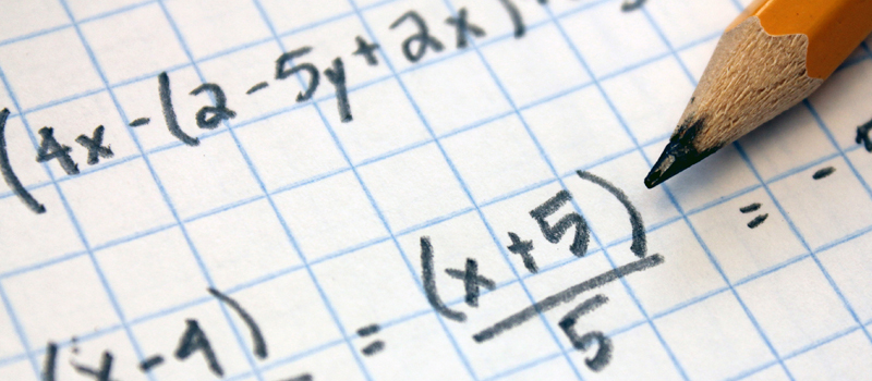 Cálculo de matemática em folha de caderno