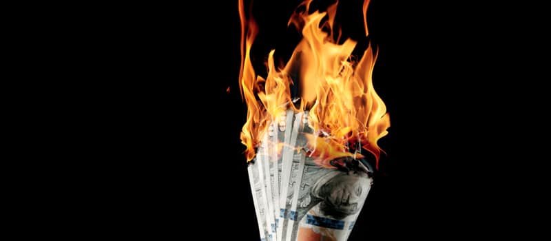 Dinheiro sendo queimado
